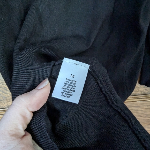 Roz & Ali V-Neck 3/4 Sleeve White Floral Embroidered Black Sweater Blouse Size M - Picture 5 of 7